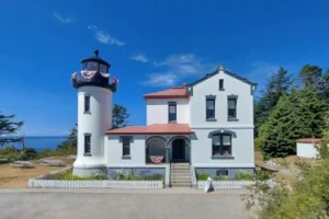 40 Amazing Experiences Around Seattle - Admiralty Head Lighthouse